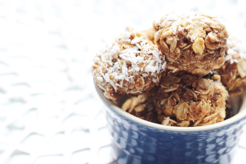 no bake oatmeal balls with coconut and dark chocolate chips