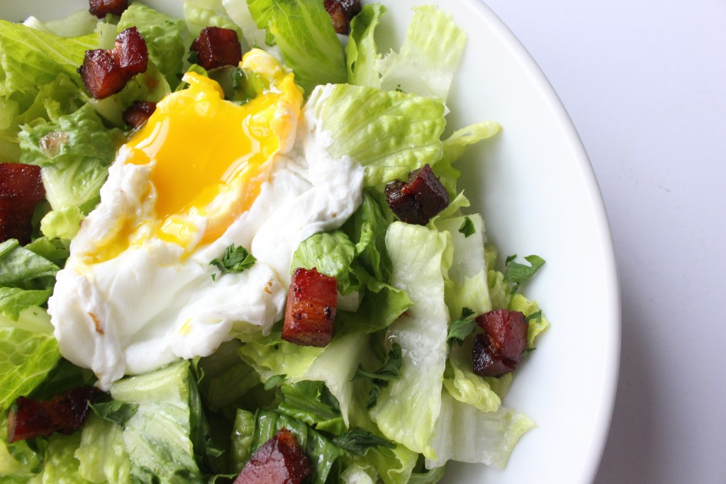 crispy bacon and poached egg salad || the domesticated wolf