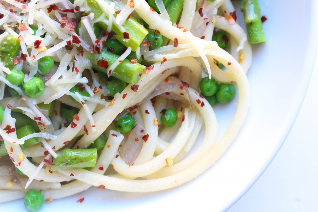 simple pasta with garlic and olive oil | the domesticated wolf