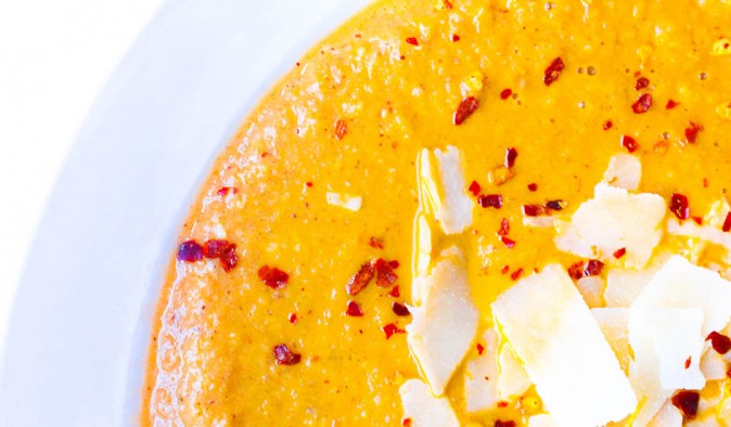 tomato pesto soup || the domesticated wolf