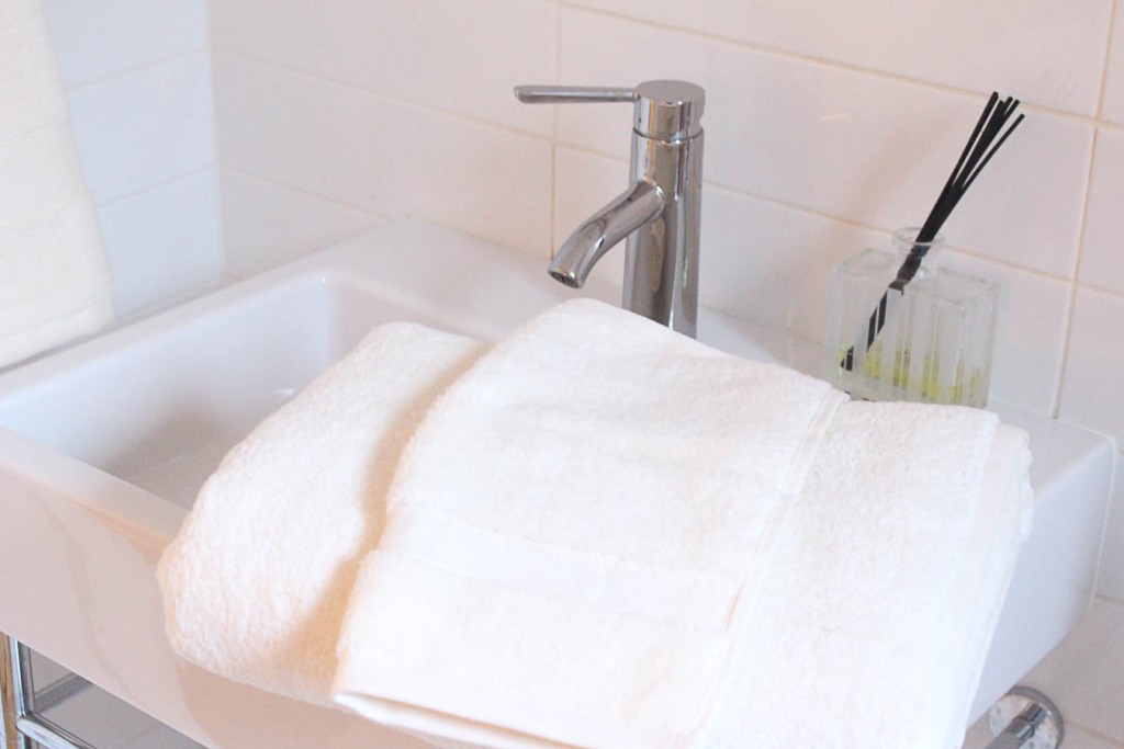 soft white bath towels || the domesticated wolf